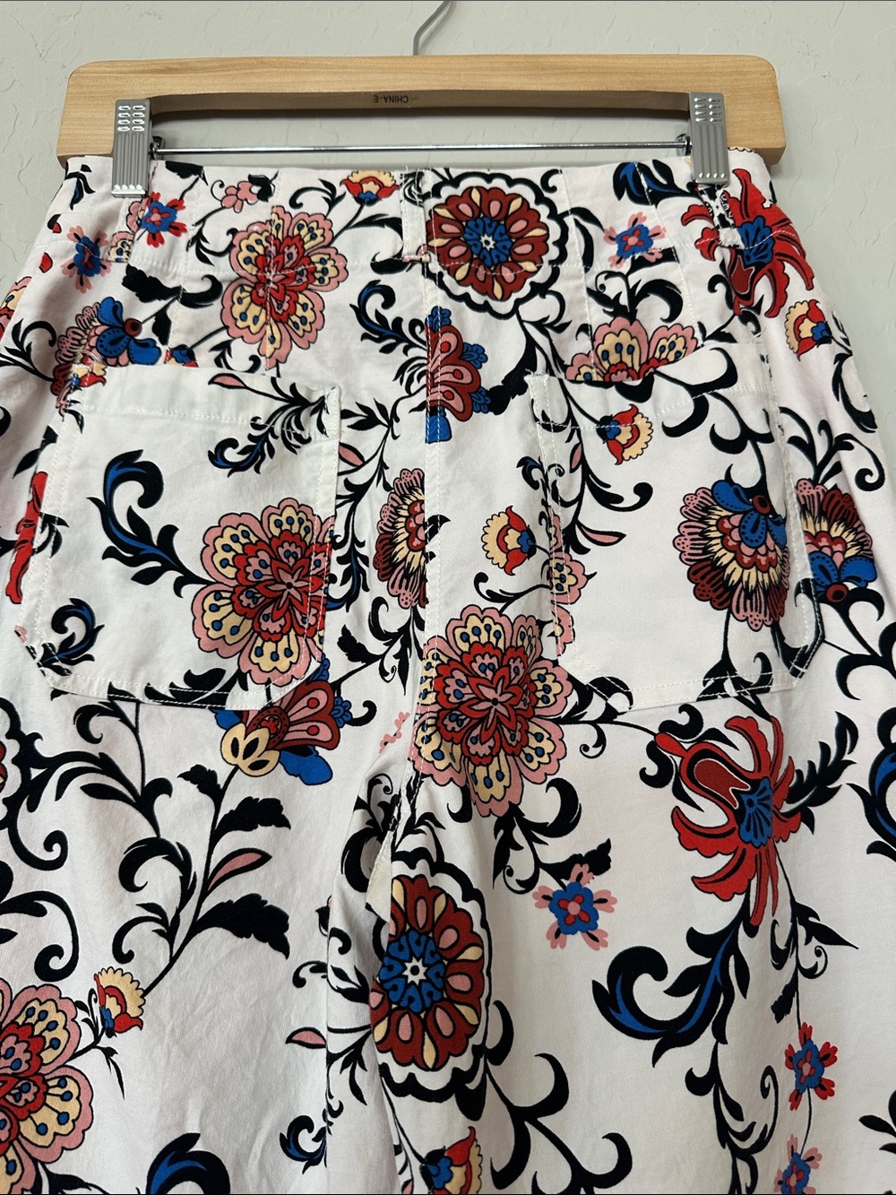 Nicole Miller White Floral Pants with Black, Red & Blue Accents Size 4 - Picture 5 of 8